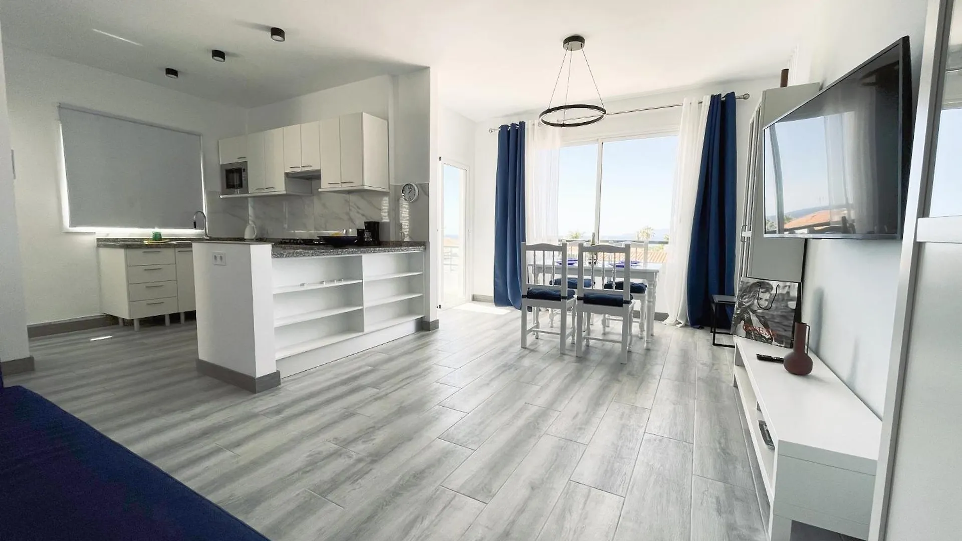 Newly Renovated Apartment With 2 Terrace, 2 Bedroom, 5Min Beach Пуэрто-де-Сантьяго